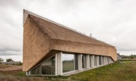 O casă de vacanţă cu acoperiş sculptural din stuf Casa Dune a fost proiectata de biroul