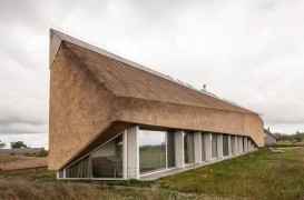O casă de vacanţă cu acoperiş sculptural din stuf 