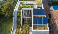 Casă solară organizată în jurul spațiilor vegetale Casa MeMo imbratiseaza natura prin gradina luxurianta si acoperisul