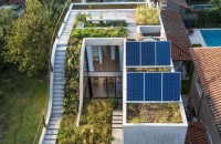 Casă solară organizată în jurul spațiilor vegetale