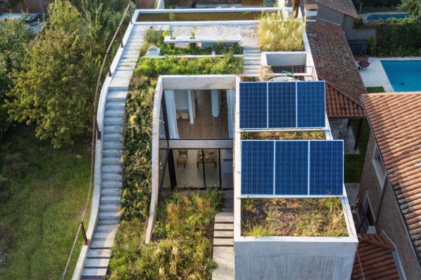 Casă solară organizată în jurul spațiilor vegetale