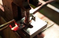 Metalurgie de precizie pe șantier: de ce contează tehnologia din spatele unui clește profesional