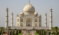 Faimosul monument Taj Mahal a început să-și schimbe culoarea și riscă să fie închis “Fie inchidem