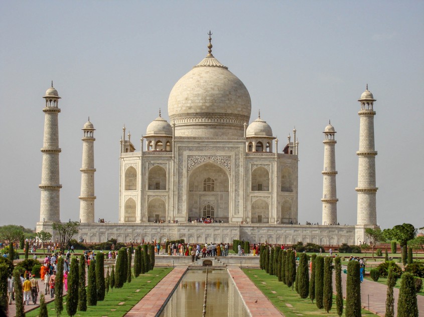 Faimosul monument Taj Mahal a început să-și schimbe culoarea și riscă să fie închis