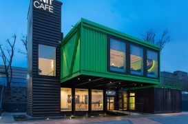 O cafenea modernă amenajată în 14 containere de marfă