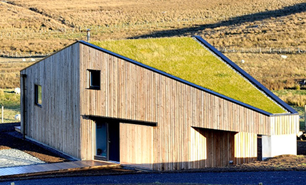 O casa se foloseste de materiale naturale pentru a disparea in peisaj