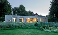 O casă într-un hambar vechi şi o extindere modernă Arhitectul britanic Adam Knibb a realizat o