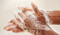 Clădirile publice la testul de igienă cum se spală corect pe m&acirc;ini Studiu &icirc;n prim-plan Spălarea