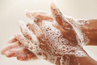 Clădirile publice la testul de igienă: cum se spală corect pe m&acirc;ini