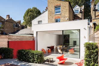 Extindere modernă ce face legatura cu zona vegetală a grădinii