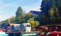 Un ponton plutitor și o casă prefabricată ideale pentru escapadele de weekend Potrivit pentru escapadele de