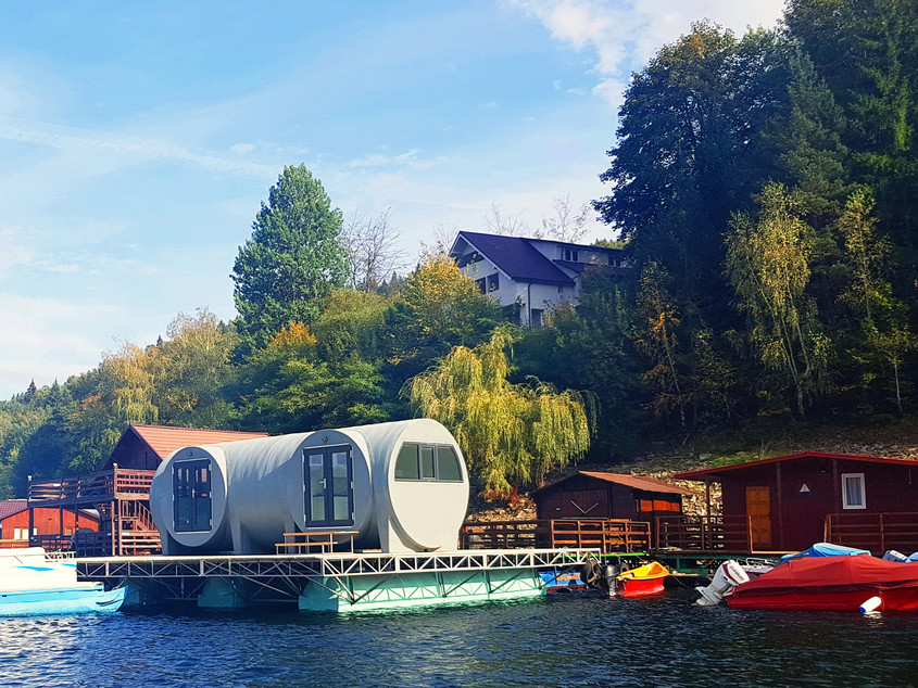 Un ponton plutitor și o casă prefabricată, ideale pentru escapadele de weekend