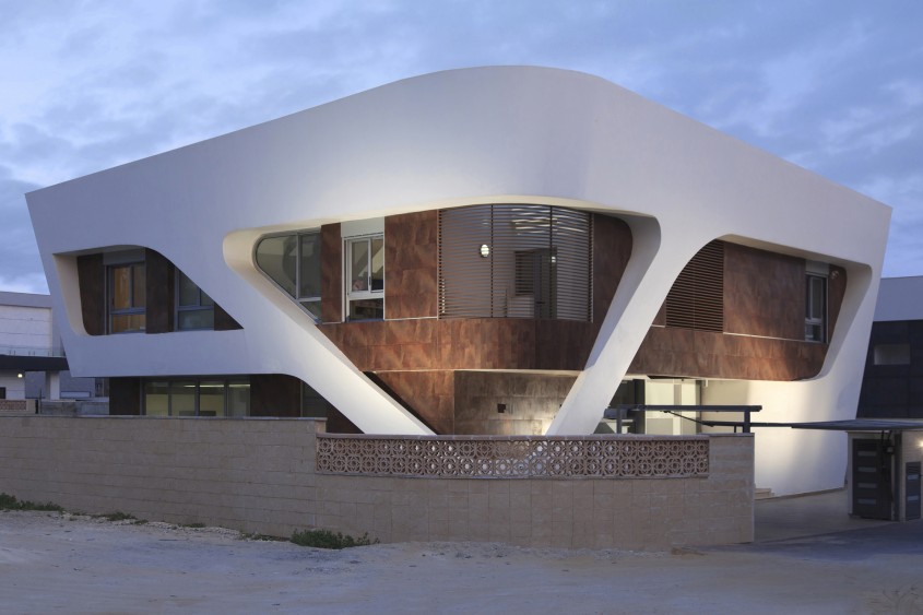 O casă învăluită într-o fațadă geometrică