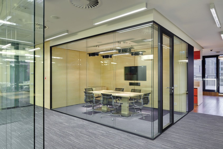 Compartimentările cu sticlă și avantajele utilizării acestora  în spațiile comerciale și de birouri