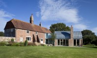O extindere pentru o casă veche de la țară evocă specificul regiunii Echipa Mole Architects a