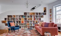 O casă plină de energie pentru iubitorii de cărți și pisici O casa colorata si orginara