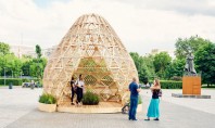 Pavilion din lemn proiectat cu referințe spre cultura slava estică timpurie Intreg pavilionul are un design