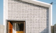 Casa cu anvelopanta perforată exemplu de arhitectură în beton Decupajele triunghiulare decoreaza blocurile din beton care
