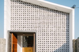 Casa cu anvelopanta perforată, exemplu de arhitectură în beton