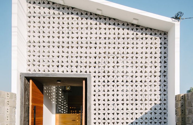 Casa cu anvelopanta perforată, exemplu de arhitectură în beton
