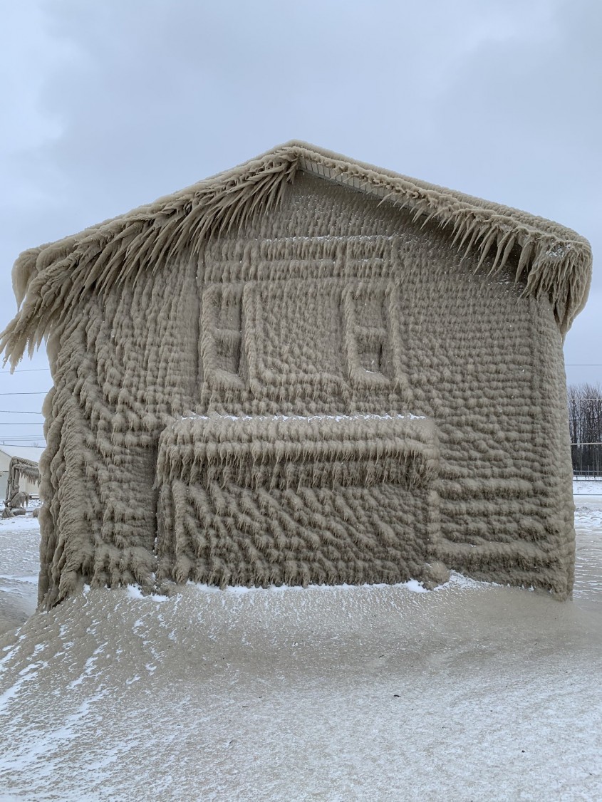 Natura, arhitect neîntrecut: Imagini de necrezut cu casele îmbracate în gheață de pe marginea unui lac