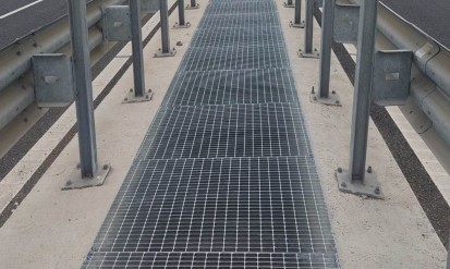 Grătarele din oțel zincat termic devin soluție pentru mediul industrial, unități administrative, infrastructură și arhitectură