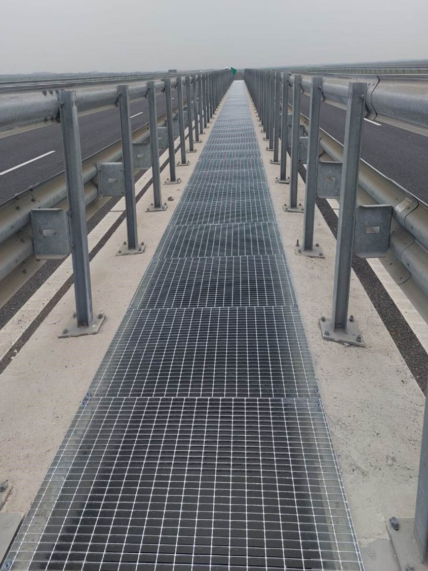 Grătarele din oțel zincat termic devin soluție pentru mediul industrial, unități administrative, infrastructură și arhitectură