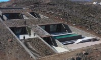 O casă construită în stâncă pe o insulă grecească idilică (Video) Creatie a biroului atenian MOLD