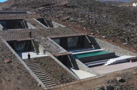 O casă construită în stâncă, pe o insulă grecească idilică (Video)