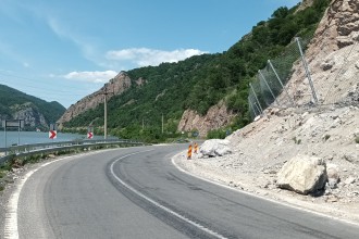 Soluții pentru protecția &icirc;mpotriva căderilor de pietre și stabilizarea versanților: de la bariere flexibile la plase 