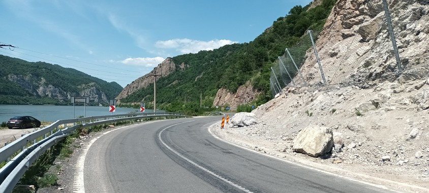 Soluții pentru protecția &icirc;mpotriva căderilor de pietre și stabilizarea versanților: de la bariere flexibile la plase 