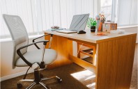 Amenajarea unui spațiu office – jaluzele sau rolete textile?