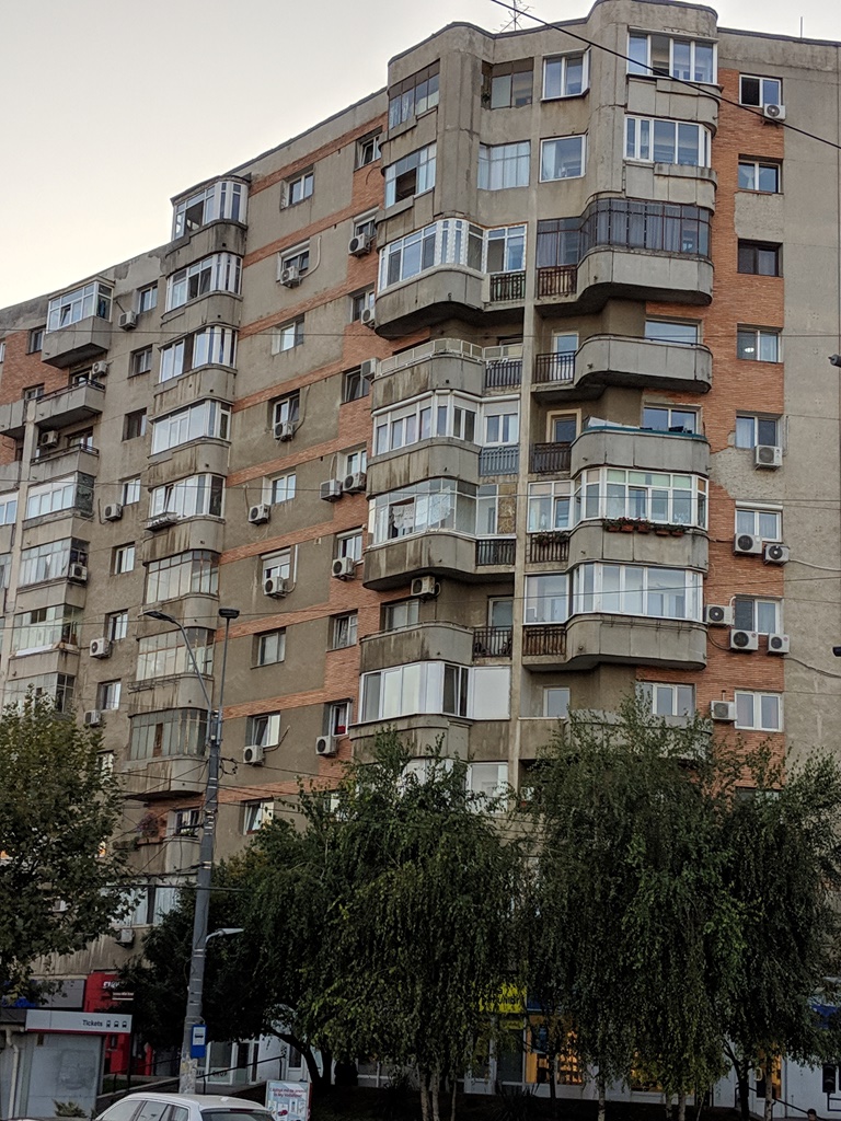 Mai puțin de jumătate dintre români știu că daunele produse vecinilor pot fi acoperite de asigurarea