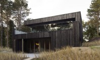 O casă din lemn şi metal cu zero consum de energie Echipa VVKH Architecten a proiectat