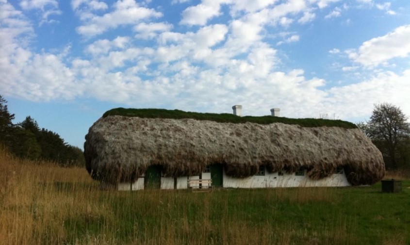 O casă de poveste cu acoperiș din alge marine și tot ce trebuie pentru un trai