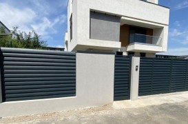 Poarta din aluminiu HYPERION – robustă, impunătoare și cu design oval