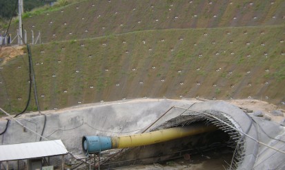 Plasele din oțeluri de &icirc;naltă rezistență protejează portalurile tunelurilor și tăieturile