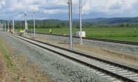 Stâlpi pentru linia de contact – coridorul de cale ferată 4 paneuropean Berg Banat participă activ