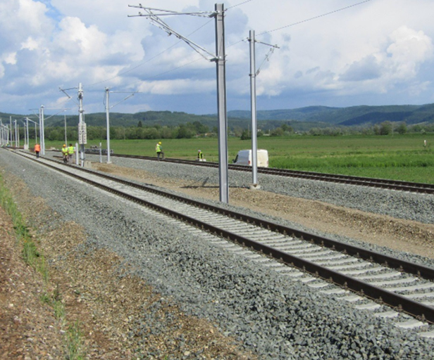 Stâlpi pentru linia de contact – coridorul de cale ferată 4 paneuropean
