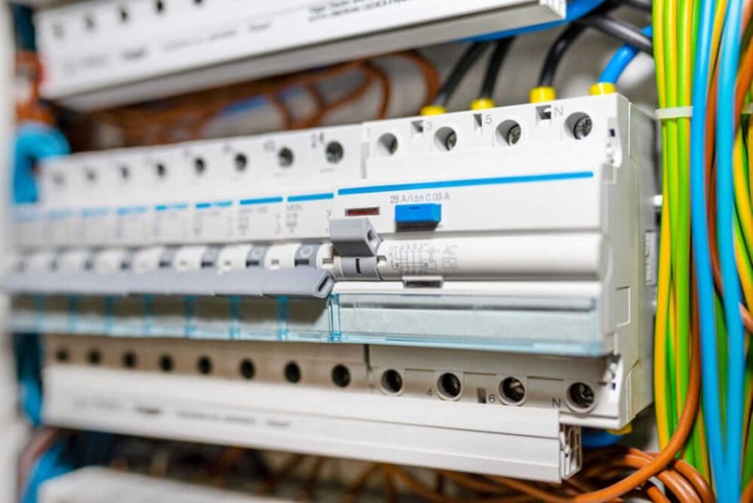 Impactul curentului trifazat sau monofazat asupra performanței sistemului fotovoltaic