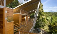 O casă care plutește deasupra coastei Construita in Puntarenas Costa Rica Casa Flotanta proiectata de Benjamin
