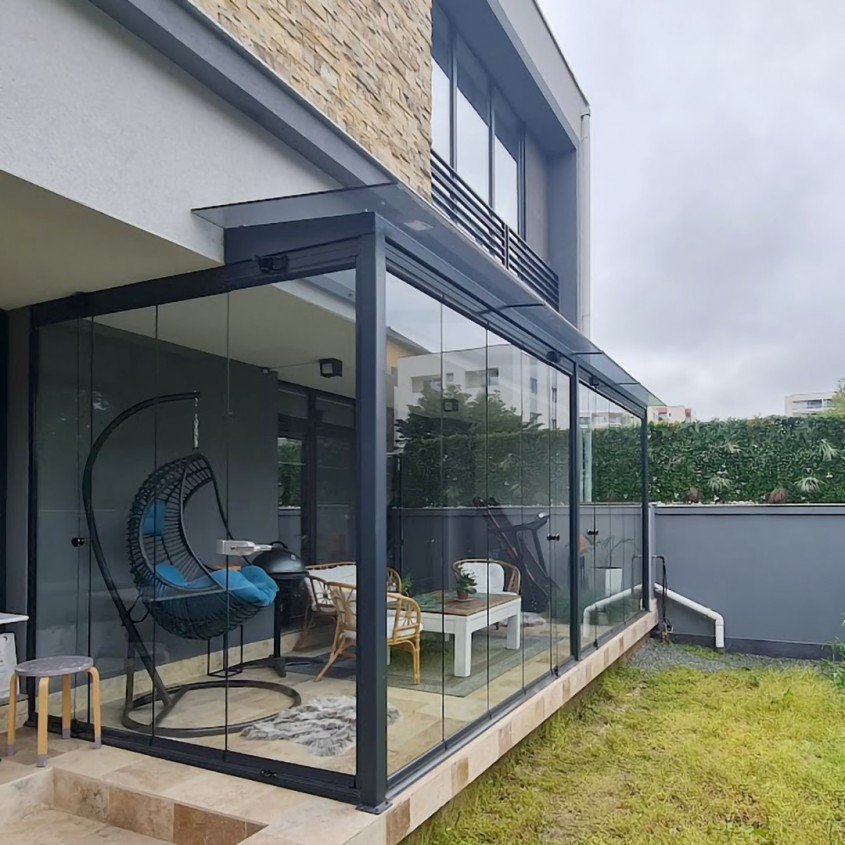 Închideri terase sticlă glisantă tip armonică – flexibilitate și transparență cu sistemul BKST