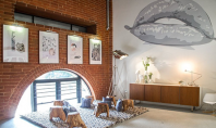 Un loft industrial cu decoratii artistice Ashley a luptat din greu sa isi puna propriul atelier