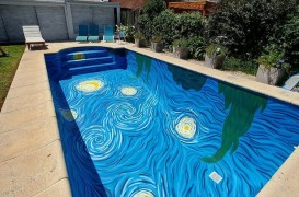 În această piscină simţi că te cufunzi în „Noaptea înstelată” a lui Van Gogh