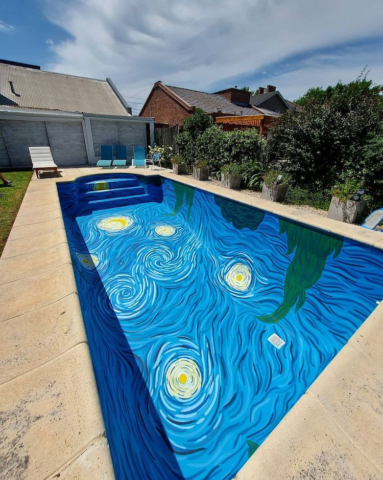 În această piscină simţi că te cufunzi în „Noaptea înstelată” a lui Van Gogh