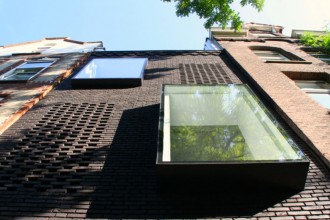 O casă luminoasă, construită pe un teren &icirc;ngust, &icirc;ntre alte case