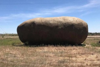 La exterior arată ca un cartof, dar sigur ți-ar plăcea să petreci o noapte aici