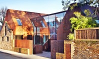 O casă elegantă învăluită în fâșii de oțel Corten Biroul de proiectare Piercy&Company din Marea Britanie