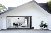 Extindere modulară transformă un bungalou din 1930 într-o casă modernă