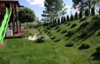 Cum să transformi curtea unei vile într-o oază de relaxare și eleganță